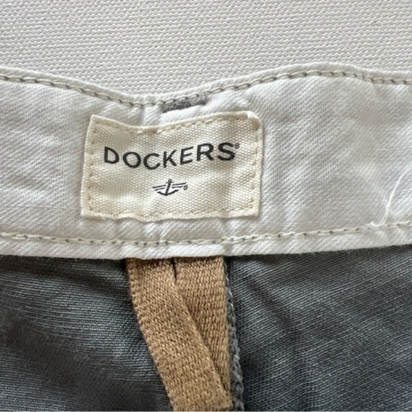 NWT LEVI STRAUSS DOCKERS MEN‎ SIZE 42 (42x9.5) GRAY SHORTS-STRETCH MID RISE (A4) - Picture 3 of 7
